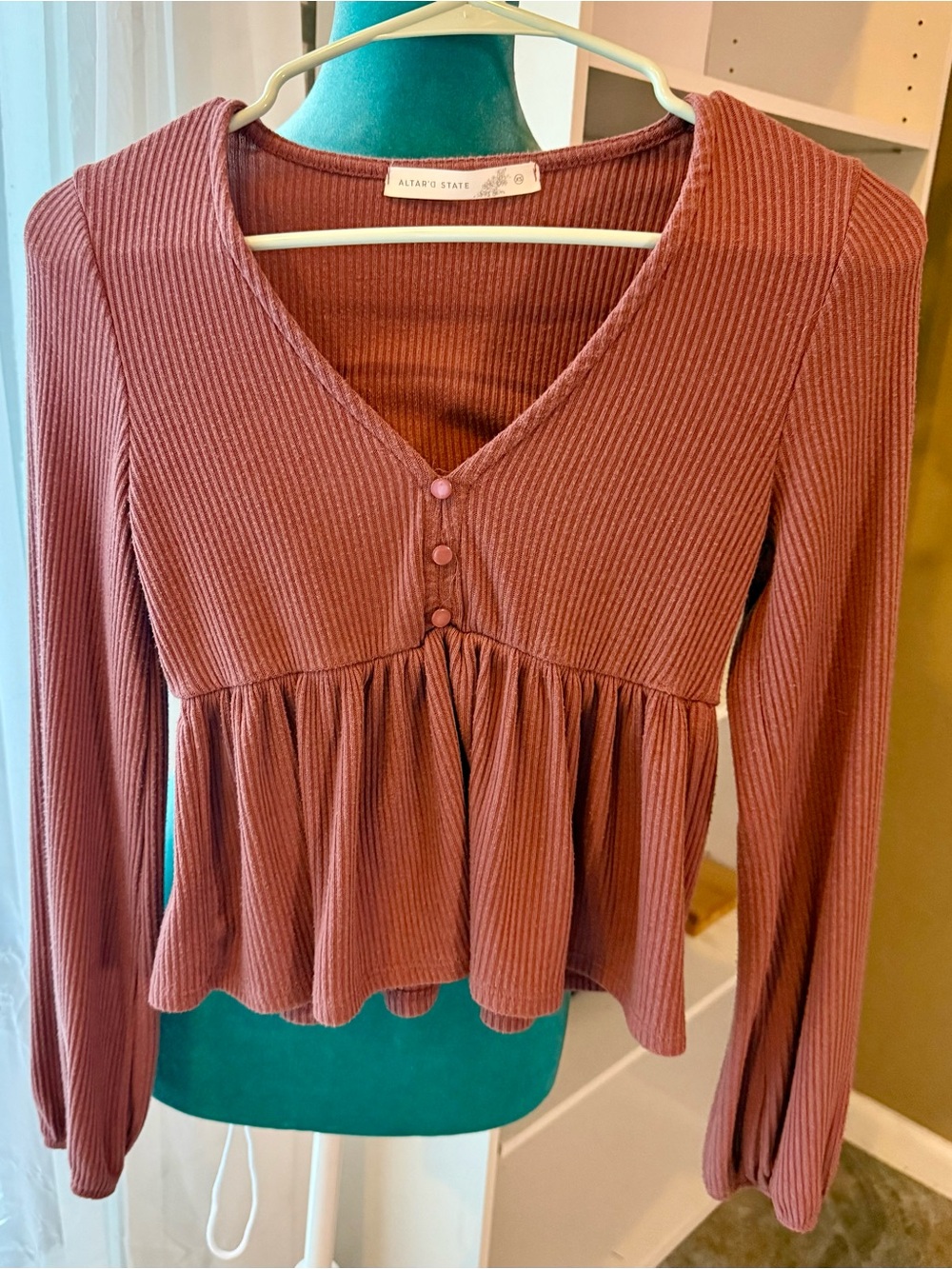 Altar'd State Ribbed V-Neck Peplum Top — Dusty Rose